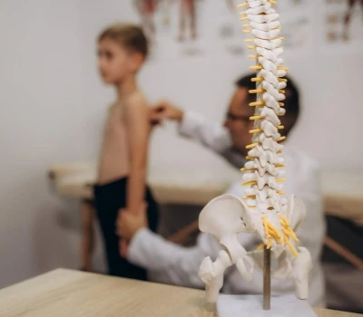 „Zakřivená páteř mé dcery zůstala dva roky bez povšimnutí – zde je to, co by měl vědět každý rodi...