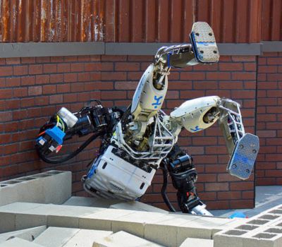 Proč humanoidní roboti neustále padají, zatímco lidé jen zřídka?